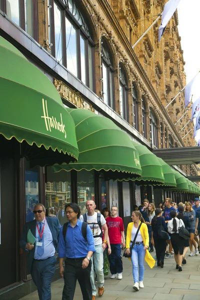 LONDON, UK - JUNI 3, 2014: Harrods stormagasin, shopping og restauranter turister peger. Harrods blev åbnet i 1849, og nu er det en af de mest berømte luksusbutik i London . - Stock-foto