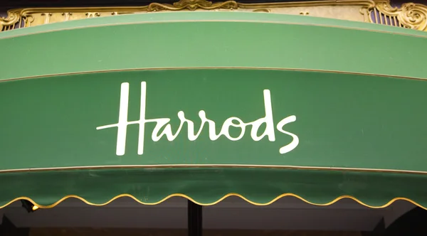 LONDRES, Reino Unido - 3 de junio de 2014: Los grandes almacenes de Harrods, tiendas y restaurantes señalan a los turistas. Harrods fue inaugurada en 1849 y ahora es una de las tiendas de lujo más famosas de Londres . — Foto de Stock