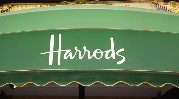 London, İngiltere - ö. 3 Haziran 2014: harrods mağazası, alışveriş ve Restoran turist noktası. Harrods 1849 açıldı ve şimdi Londra'nın en ünlü lüks mağaza biridir.