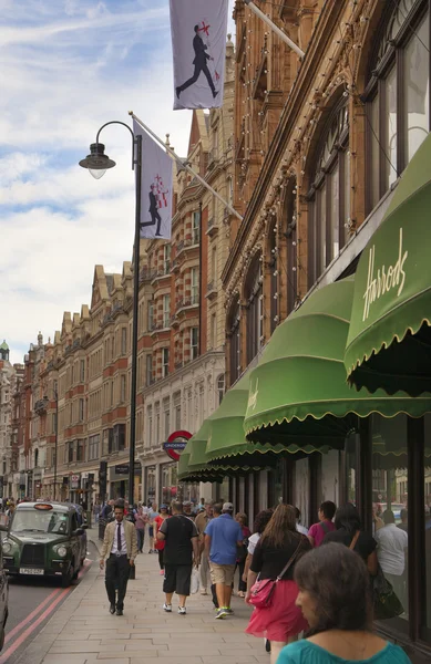 London, Egyesült Királyság - június 3, 2014: harrods áruház, bevásárló- és éttermek a turisták pont. 1849-ben megnyílt a Harrods, és most ez egyike a leg--bb híres luxus áruház Londonban. — Stock Fotó