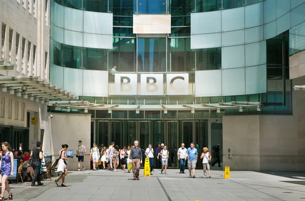London, İngiltere - ö. 3 Haziran 2014: bbc merkez ofisi ve ana giriş yaprak meydanda