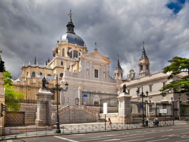 Madrid, İspanya - 28 Nisan 2014: katedral santa maria la real de la almudena Madrid, İspanya.