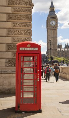 London, İngiltere - 24 Haziran 2014: Westminster, Büyük Britanya'nın kırmızı sembol telefon kulübesi