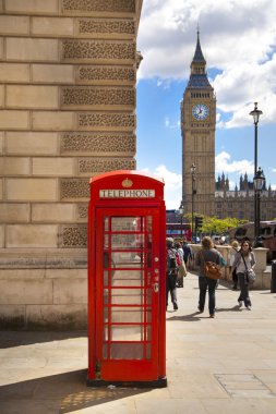 London, İngiltere - 24 Haziran 2014: Westminster, Büyük Britanya'nın kırmızı sembol telefon kulübesi