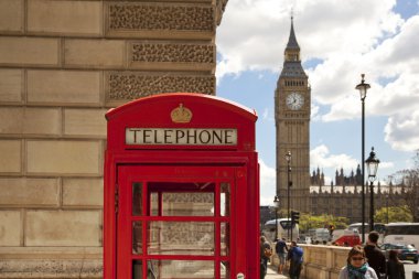London, İngiltere - 24 Haziran 2014: Westminster, Büyük Britanya'nın kırmızı sembol telefon kulübesi