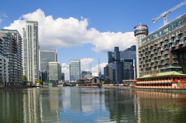 London, İngiltere - 24 Haziran 2014: modern mimarinin canary wharf önde gelen global finans merkezi