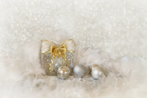 Vánoční pozadí s stříbrné kuličky a současnost — Stock fotografie