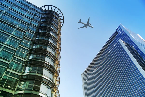 London, Verenigd Koninkrijk - 30 juni 2014: vliegtuigen in de Londense wolkenkrabbers gaan naar land in de stad luchthaven — Stockfoto