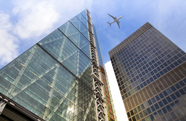 London, İngiltere - 30 Haziran 2014: uçak Londra'nın gökdelenler arazi şehir Havaalanı olacak — Stok fotoğraf