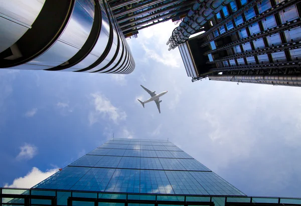 伦敦，英国-2014 年 6 月 30 日： 在伦敦的摩天大楼要在市机场降落的飞机 — 图库照片