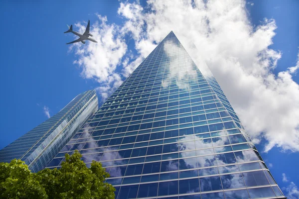 LONDON, UK - JUNE 30, 2014: Aircraft over the London's skyscrapers going to land in the City airport — Stock Photo, Image