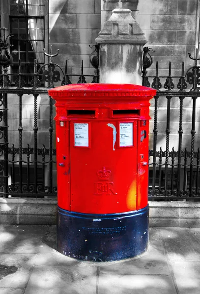 London, İngiltere - 24 Haziran 2014: Westminster, Büyük Britanya'nın kırmızı sembol telefon kulübesi — Stok fotoğraf