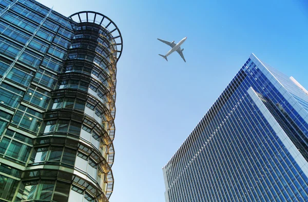 LONDON, UK - JUNE 30, 2014: Aircraft over the London's skyscrapers going to land in the City airport — Stock Photo, Image