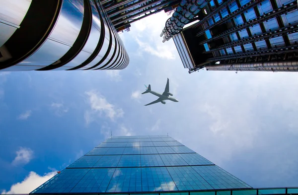 London, Großbritannien - 30. Juni 2014: Flugzeuge über den Londoner Wolkenkratzern landen auf dem Stadtflughafen — Stockfoto