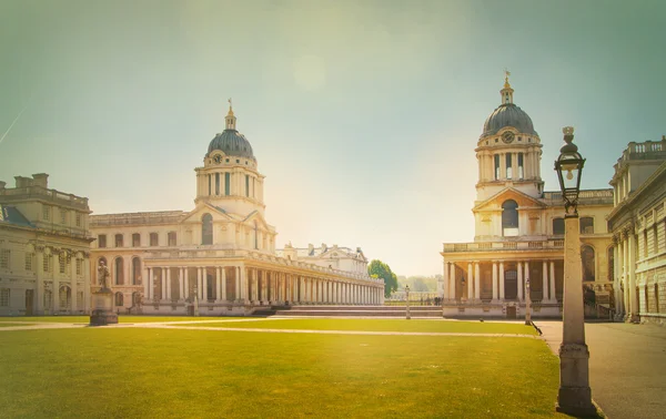 London, greenwich uk - 28 juli 2014: gamla Engelska parken söder om london, Slottskyrkan och klassisk arkitektur — Stockfoto