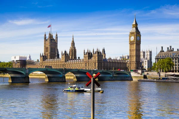 London, Storbritannien - 14 juli 2014: big ben, hus av parlamentet och westminster bridge på Themsen — Stockfoto