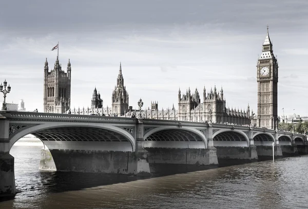 ลอนดอน, สหราชอาณาจักร 14 กรกฎาคม 2014: บิ๊กเบน, บ้านของรัฐสภาและสะพาน Westminster บนแม่น้ําเทมส์ — ภาพถ่ายสต็อก