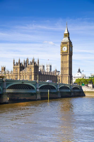 LONDON, UK - JULY 14, 2014: Big Ben, Houses of parliament and Westminster bridge on river Thames — Stock Photo, Image