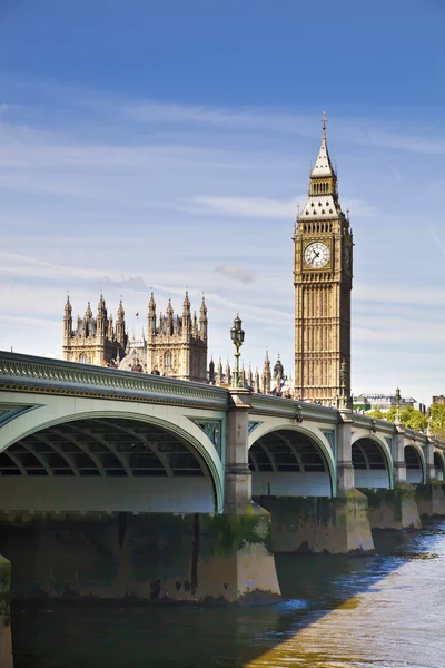 LONDON, Marea Britanie - 14 IULIE 2014: Big Ben, Camerele Parlamentului și Podul Westminster pe râul Tamisa — Fotografie, imagine de stoc