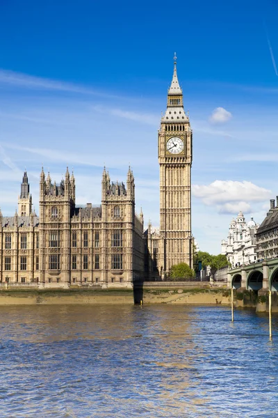 London, Großbritannien - 14. Juli 2014: Big Ben, Parlamentsgebäude und Westminster Bridge an der Themse — Stockfoto