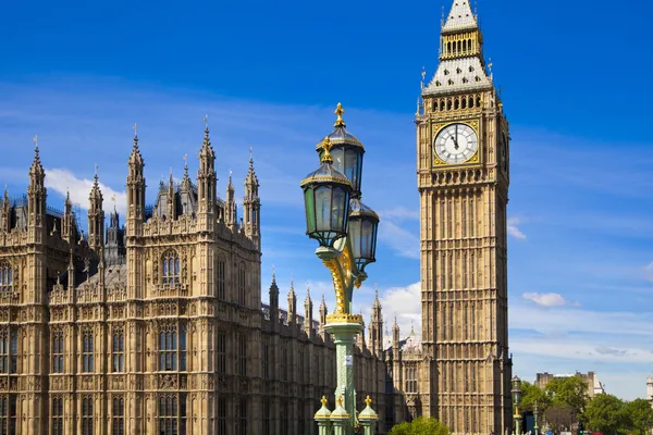 LONDON, Storbritannia - JULY 14, 2014: Big Ben, parlamentshus og Westminster-bru ved Themsen – stockfoto