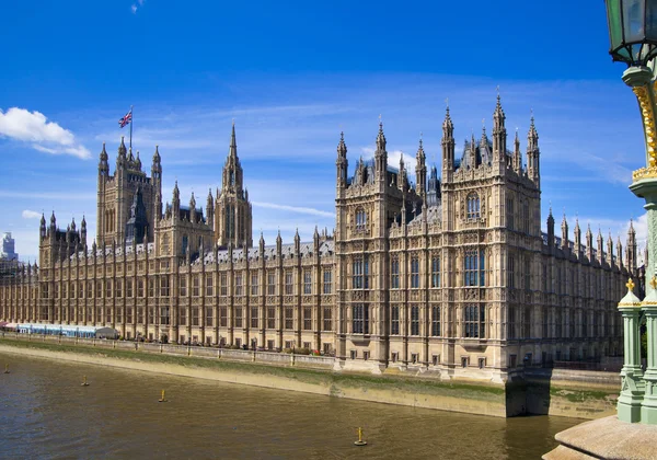 伦敦，英国-2014 年 7 月 14 日： 大笨钟，房子在泰晤士河畔的议会和威斯敏斯特桥 — 图库照片