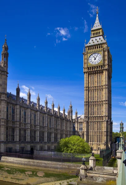 LONDRES, Reino Unido - JULHO 14, 2014: Big Ben, Casas do Parlamento e ponte de Westminster no rio Tâmisa — Fotografia de Stock