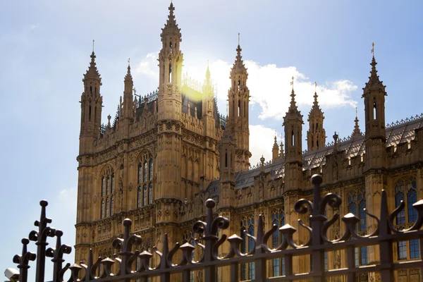 London, Storbritannien - 14 juli 2014: big ben, hus av parlamentet och westminster bridge på Themsen — Stockfoto