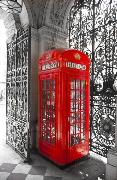 ลอนดอน สหราชอาณาจักร 24 มิถุนายน ค.ศ. 2014: กล่องโทรศัพท์ในเวสต์มินสเตอร์ สัญลักษณ์สีแดงของบริเตนใหญ่ — ภาพถ่ายสต็อก