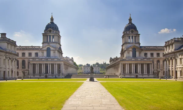 LONDRES, GREENWICH UK - 28 de julio de 2014: Antiguo parque inglés al sur de Londres, Capilla Real y arquitectura clásica — Foto de Stock