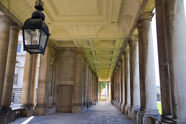 LONDRES, GREENWICH UK - 28 JUILLET 2014 : Ancien parc anglais au sud de Londres, chapelle royale et architecture classique — Photo