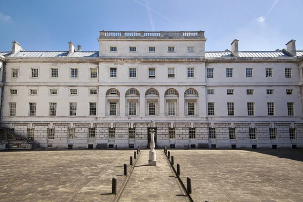 LONDRES, GREENWICH UK - 28 de julio de 2014: Antiguo parque inglés al sur de Londres, Capilla Real y arquitectura clásica — Foto de Stock