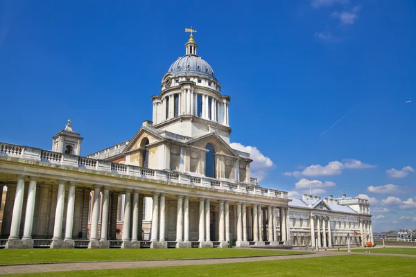 London, greenwich uk - 28 juli 2014: gamla Engelska parken söder om london, Slottskyrkan och klassisk arkitektur — Stockfoto