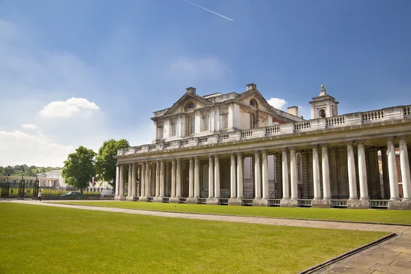 London, greenwich uk - 28 juli 2014: gamla Engelska parken söder om london, Slottskyrkan och klassisk arkitektur — Stockfoto