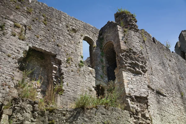 CHEPSTOW CASTLE, WALES, UK - 26 JULY 2014: Chepstow castel ruins, Foundation, 1067-1188. Situated on bank of the River Wye — Stock Photo, Image