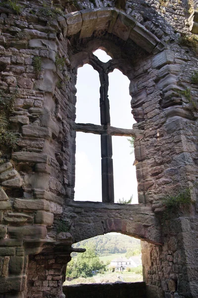 CHEPSTOW CASTLE, WALES, UK - 26 JULY 2014: Chepstow castel ruins, Foundation, 1067-1188. Situated on bank of the River Wye — Stock Photo, Image