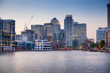 Londra, İngiltere - 29 Temmuz 2014: Canary Wharf alacakaranlıkta iş bölgesinde