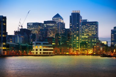 Londra, İngiltere - 29 Temmuz 2014: Canary Wharf alacakaranlıkta iş bölgesinde