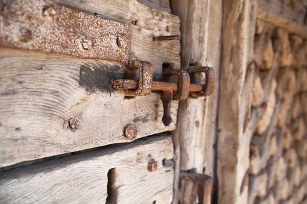 600 年の古い金属製のフレームと木製のドア動作し、ロック — ストック写真