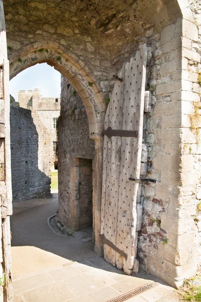 Chepstow castle, wales, uk - 26. juli 2014: chepstow castle ruins, foundation, 1067-1188. gelegen am ufer des wye — Stockfoto