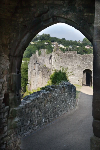 ЧИСТОУ-КЕСТЛ, УОЙЛЗ, Великобритания - 26 ИЮЛЯ 2014 года: Chepstow castel ruins, Foundation, 1067-1188. Расположен на берегу реки Уай — стоковое фото