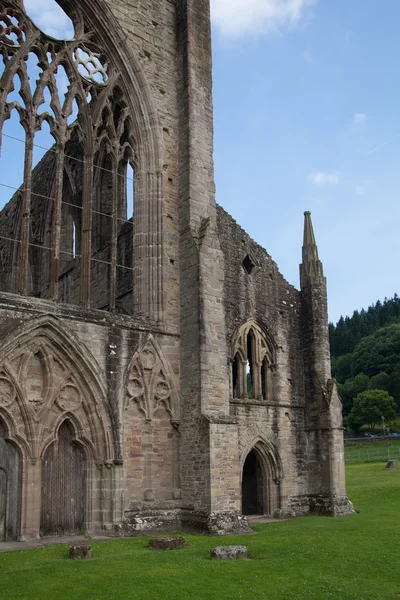 威尔士，英国-2014 年 7 月 26 日： 廷特恩修道院教堂遗址。修道院在 1131年成立。亨利八世被摧毁。著名作为威尔士 17the 世纪从废墟. — 图库照片