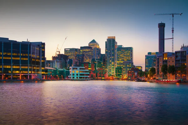 LONDRES, ROYAUME-UNI - 29 JUILLET 2014 : Quartier des affaires de Canary Wharf au crépuscule — Photo
