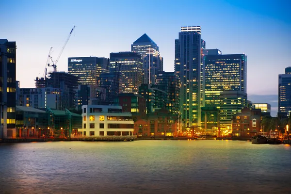 Londyn, Uk - 29 lipca 2014 roku: Dzielnicy biznesowej Canary Wharf w zmierzchu — Zdjęcie stockowe