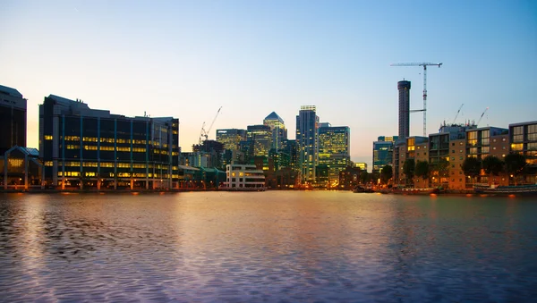 LONDON, UK - JULY 29 2014: Canary Wharf business district in dusk — Stock Photo, Image