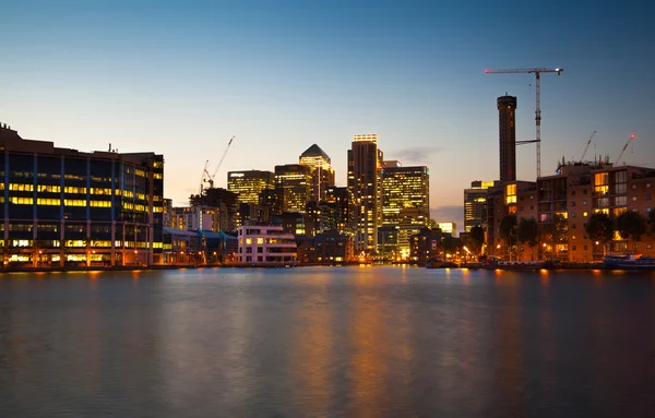 Λονδίνο, Ηνωμένο Βασίλειο - Ιούλιος 29 2014: Canary Wharf επιχειρηματική περιοχή στο σούρουπο — Φωτογραφία Αρχείου