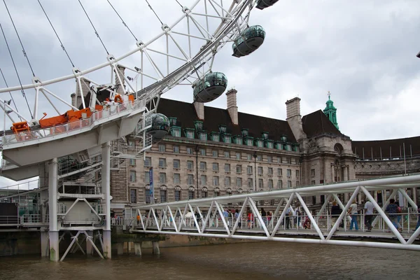 London, Storbritannien - juli 29 2014: london eye, del av stor teknisk konstruktion. södra promenad över floden thames — Stockfoto