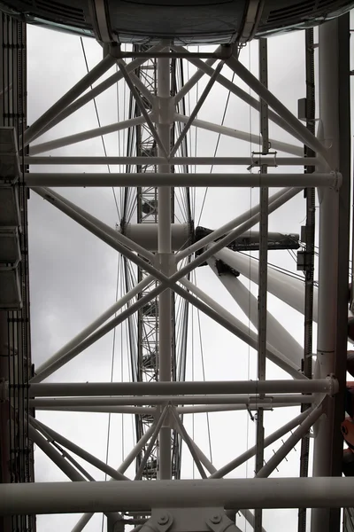 ЛОНДОН, Великобритания - 29 июля 2014 года: Лондонский глаз, часть большого инженерного строительства. Южный ход реки Тамес — стоковое фото