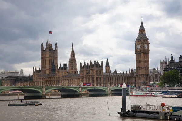 London, İngiltere - 14 Temmuz 2014: big ben, Parlamento ve westminster Bridge thames Nehri üzerinde evleri — Stok fotoğraf