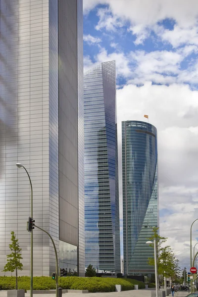 Madrid, Spanje - 22 juli 2014: madrid stad, business-centrum, moderne wolkenkrabbers — Stockfoto